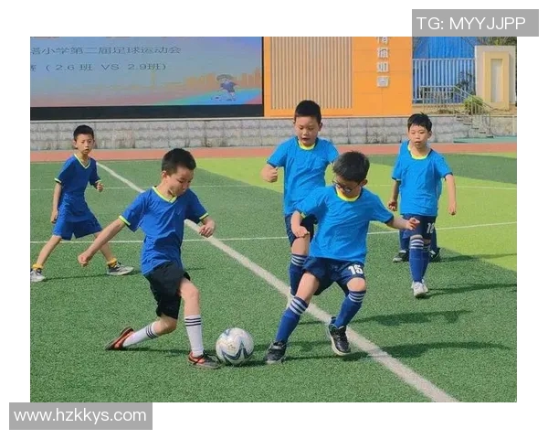 两位足球巨星并肩而行的背影彰显荣耀与默契的瞬间