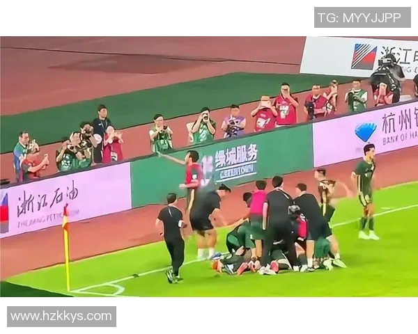 模仿足球巨星进球后的经典庆祝动作引发球迷热情互动 模仿足球巨星进球后的经典庆祝动作引发球迷热情互动